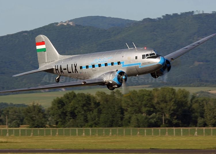 Replj Malv Li-2 replgppel Budapest felett!