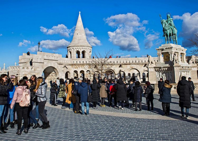 Bőröndös békés felvonulás a szakma túléléséért