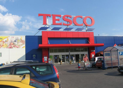 A Tesco 2 órával rövidíti nyitvatartását