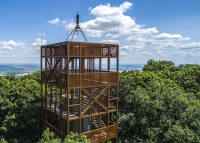 A Zengő 682 méteres csúcsán, 22 méter magas, hétemeletes kilátó épült