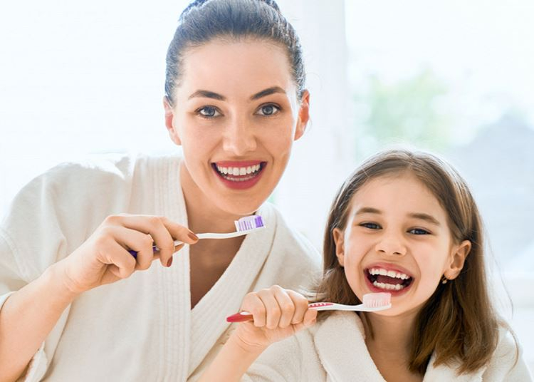 A Semmelweis szakértője szerint nem szabad nyáron evés után egyből fogat mosni