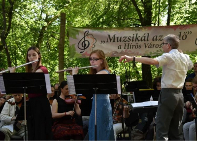 Muzsikál az erdő gyermeknapon