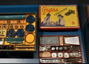 &quot;Játék a városban&quot; kiállítás a család apraja-nagyjának