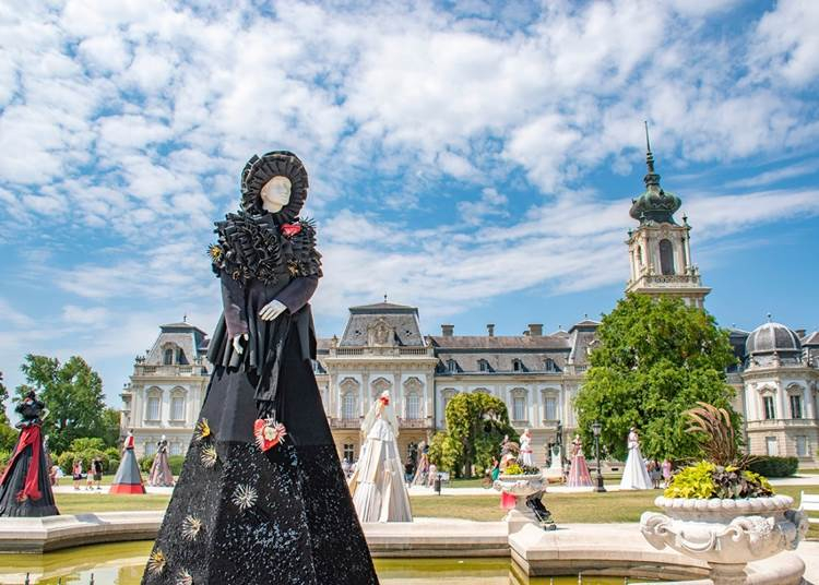 Óriási ruhaszobrokkal hökkenti meg látogatóit a keszthelyi kastélykert 2022. augusztus 28-ig