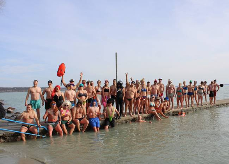 Farsangi jelmezes hidegfürdőzés a Balatoni Jegesmedvékkel