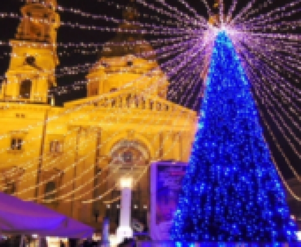 Megnyílt a karácsonyi vásár a Szent István-bazilikánál