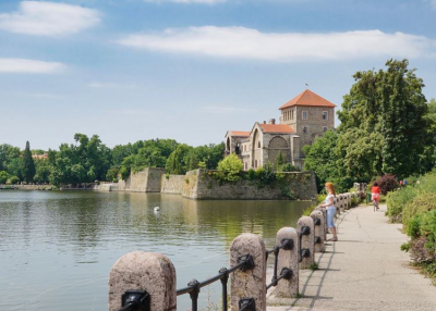 Étterem és szálláshely lesz kiszolgált épületekből Tatán