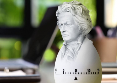 Van hetente 5 perce a komolyzenére?
