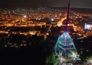 Az ország legnagyobb karácsonyfája lett a miskolci Avasi kilátó