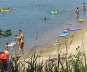 Beach-hangulat a Lupa-tó fehér homokos strandján