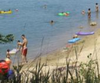 Beach-hangulat a Lupa-tó fehér homokos strandján