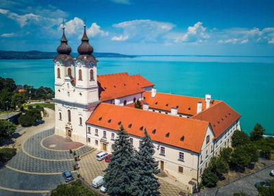 Hárommilliárd a Tihanyi Bencés Apátság fejlesztésére