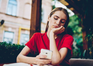 A közösségi média növeli a depresszió esélyét a fiatal felnőtteknél