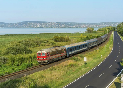 Féláron utazhatunk a Balaton-átúszásra vonattal