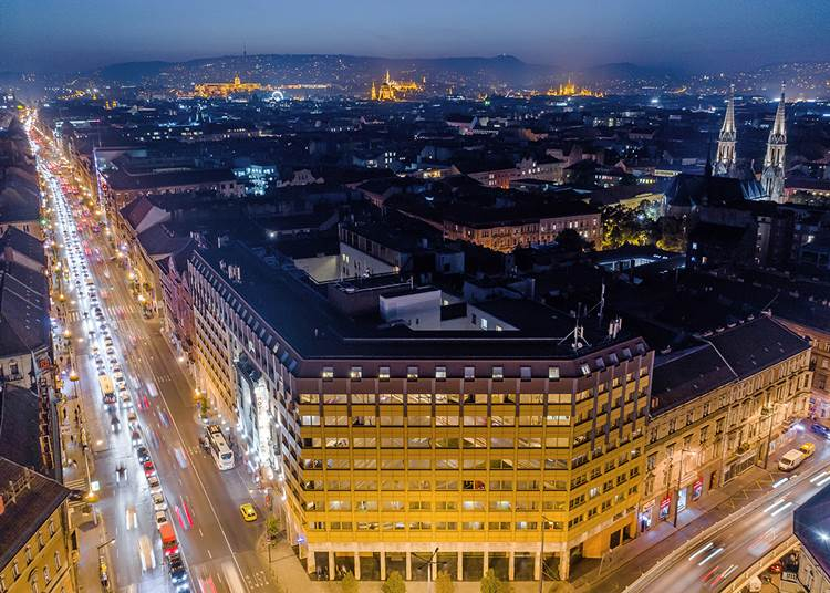 Megnyitotta Magyarország legnagyobb szállodáját a menekültek előtt