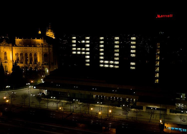 Budapest üres szállodák kivilágított ablakaival üzen a világnak