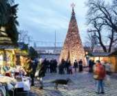 Magyar karácsonyfa-installációk Londonban és Bécsben
