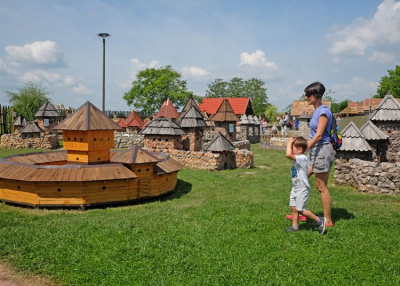 15 ezer ingyen belépőt ajánlott fel magyar középiskolásoknak a dinnyési Várpark megálmodója