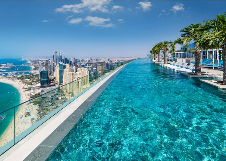 Megnyílt a világ legmagasabb végtelen medencéje Dubajban