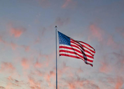 USA november elejétől megszünteti az utazási tilalmat az oltott utazók számára