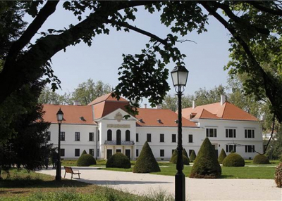 Régi pompájában a nagycenki kastély