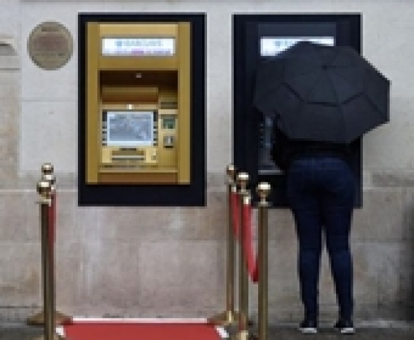 Aranyba borult a világ első bankjegykiadó automatája