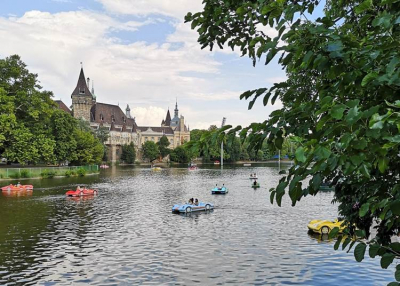 Csónakázás a Városligetben