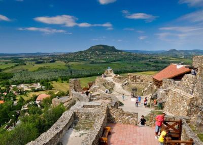 Fejlesztések Szigligeten: megújul a vár és a strand is