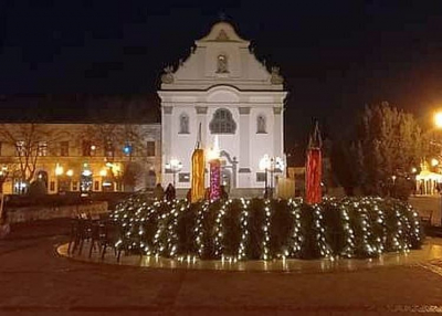 Ünnepi köntösben Vác főtere