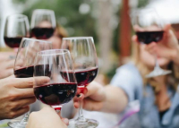 Mintegy 30 borász, 120 féle bor és pezsgősarok is várja a látogatókat a Cifra Borsétán Kecskeméten