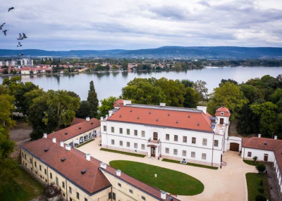 A béke szigete Tatán