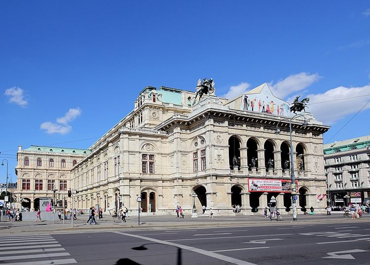 Nyit a Bécsi Állami Operaház
