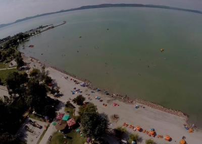Már a fizetős balatoni strandokon is ingyenesen lehet fürdeni