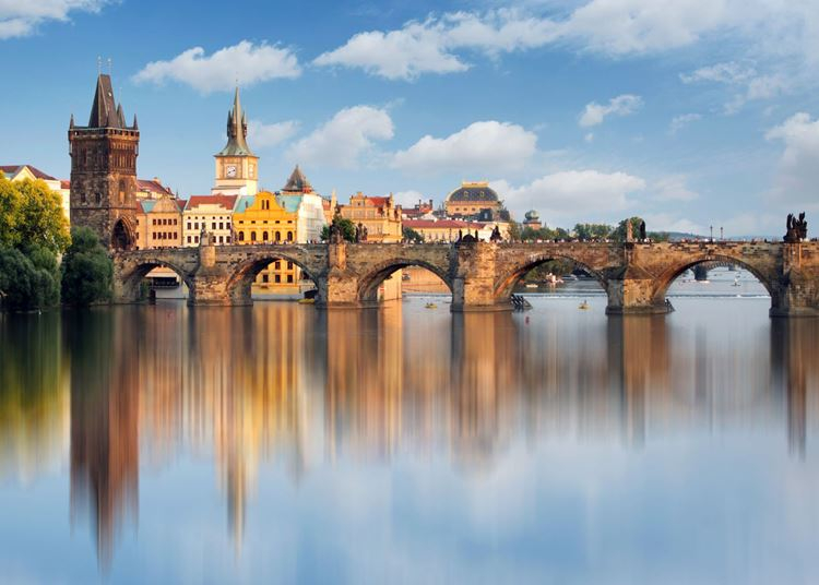 A prágai Károly hídon közös vacsorával zárják le a járványt