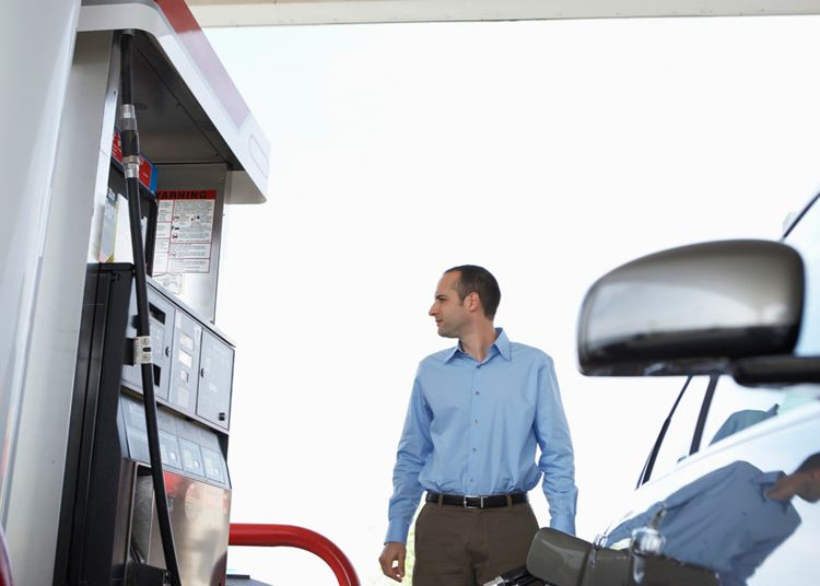 Autósok, figyelem! Ismét emelkedik a benzin ára szerdától: ennyit kell fizetni a kutaknál