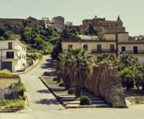 300 forintért kínálnak nyaralókat az olasz kisvárosban