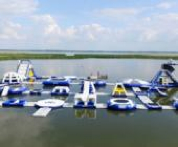 Új 2400 négyzetméteres vízi-játszótérrel indul a nyár a Tisza-tónál