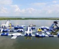 Új 2400 négyzetméteres vízi-játszótérrel indul a nyár a Tisza-tónál