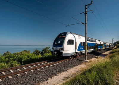 Emeletes motorvonat a Balatonnál