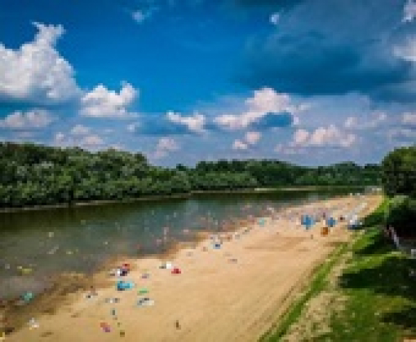 Nyári pompájában tündököl a Körös-torok tengerpartot idéző strandja