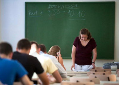Meghátrált a kormány: nem lesz nyelvvizsga-követelmény