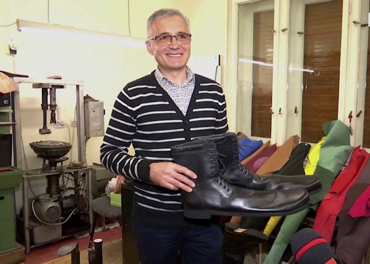 Távolságtartó cipőket készít egy kolozsvári cipészmester