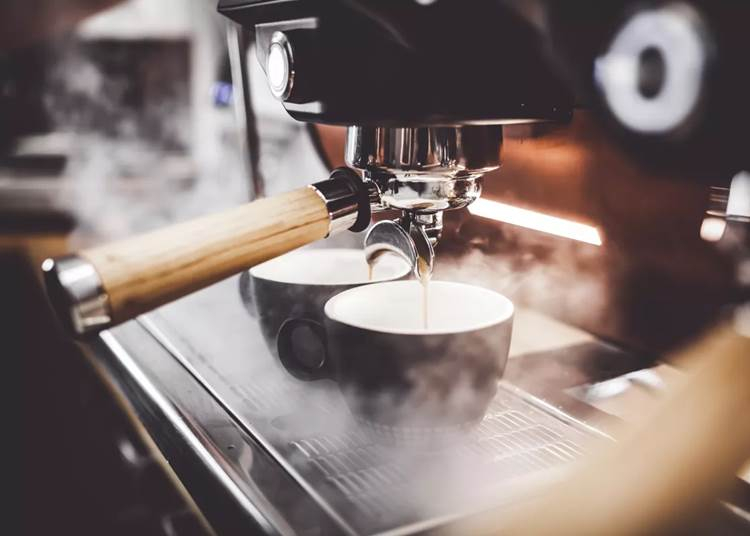 Kávéházkultúrát erősíti a költőpályázattal egy kávézólánc
