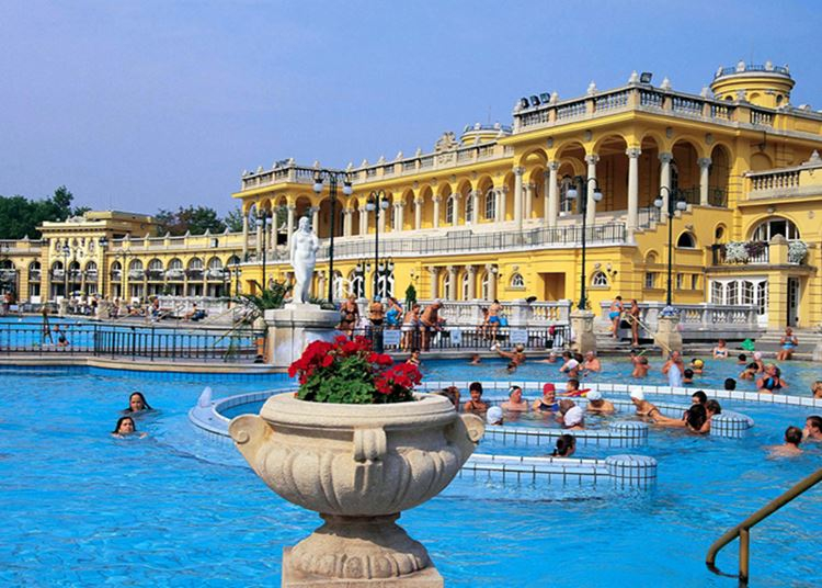 Kiket vonzanak a budapesti gyógyfürdők?